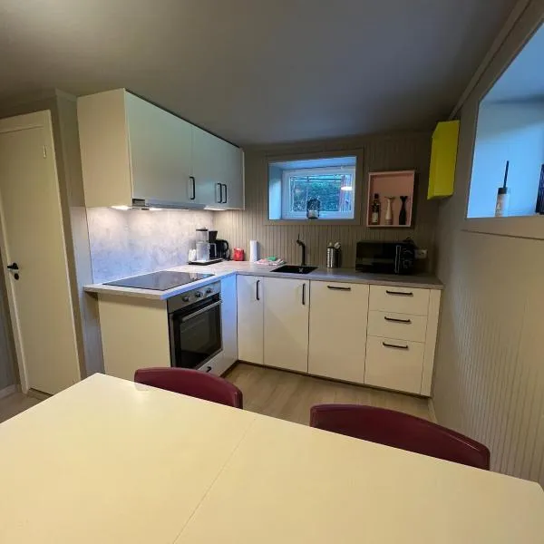 Modern basement apartment, hotel en Stavanger