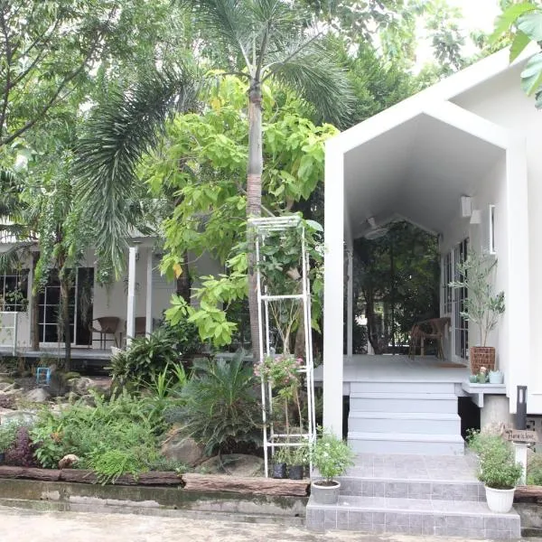 Homeku Guesthouse Room 3 Cozy Stay Close to Suvarnabhumi Airport, hotel in Lat Krabang