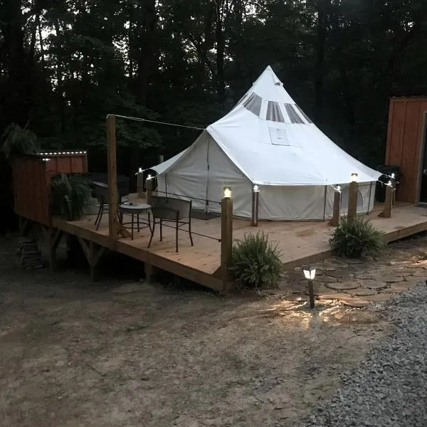 A Truly Glamping Experience in this Beautiful Tent in Victor, West Virginia, ξενοδοχείο σε Victor