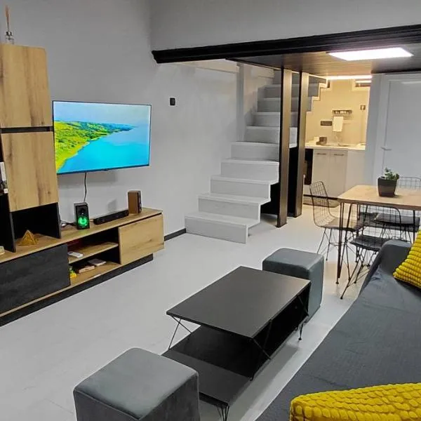 Nitro Inn 3 Premium - Wine Tasting - Souvenir - Art Gallery - Private Guided Tours - Relaxing - Romantic, hotel v mestu Skopje