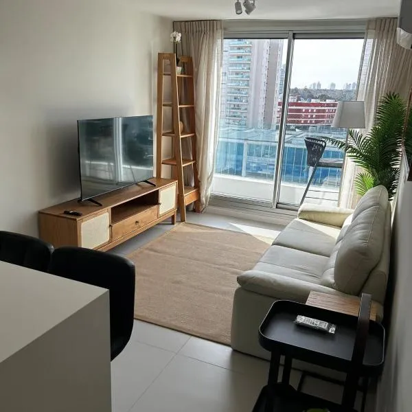 Apartamento a una cuadra de la playa mansa Torre Saint Honore 707, hotel em Punta del Este