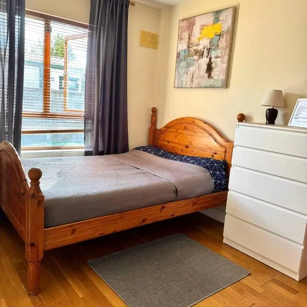 lovely bedroom in Newbridge, hotel en Newbridge