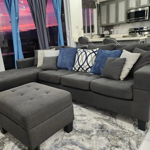 Modern Kingston Condo with Rooftop Pool and View, hotel en Kingston