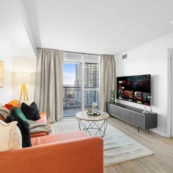 Modern Lakefront Esc Stylish 2BR Condo with Patio, hótel í Toronto