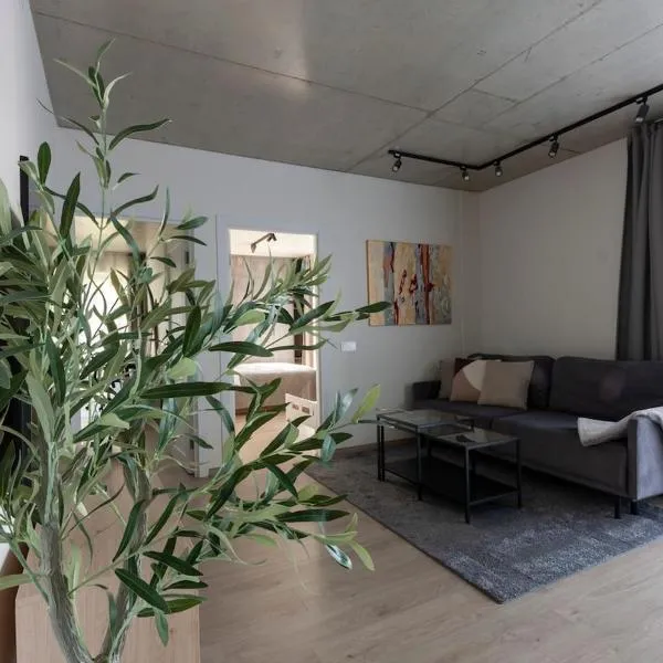 Modern 2 BDR Apartment next to Vilnius Outlet by URBAN RENT, hotell i Vilnius