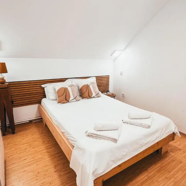 Cosy bedroom for 2 with Balcony in a Family Villa, hotel in Turnu Măgurele