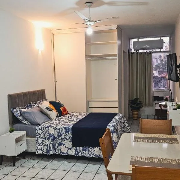 Apto bem localizado - com garagem, hotel in Salvador