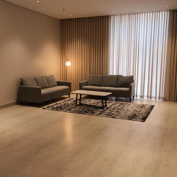 شقة مريحة بأثاث جديد وعمارة جديدة قرب المطار, Hotel in Riad