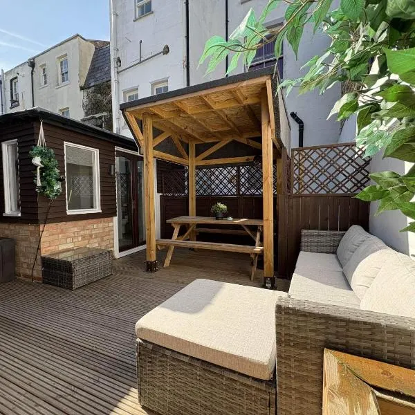 Coastal Comfort Seaside Cabin with Spacious Garden、マーゲイトのホテル