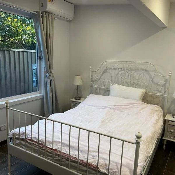 Modern Granny Flat with Private Patio in Belmore, hotel in Sydney