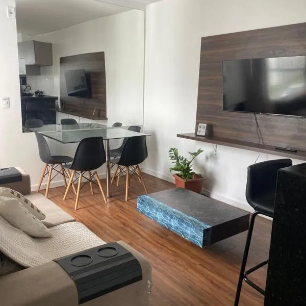 Apê aconchegante e climatizado - Villa Kennidy, hotel u gradu Karuaru