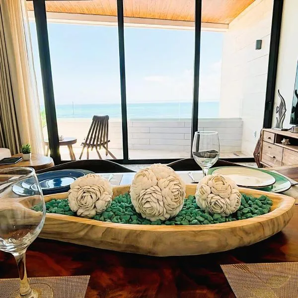 Beachfront 2BR 2BA Condo w Balcony, Ocean Views、プエルト・モレロスのホテル