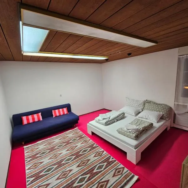 Privatzimmer -Jupiter- mit gemeinsamer Küche und Bad in der Altstadt Chur, hotel en Coira