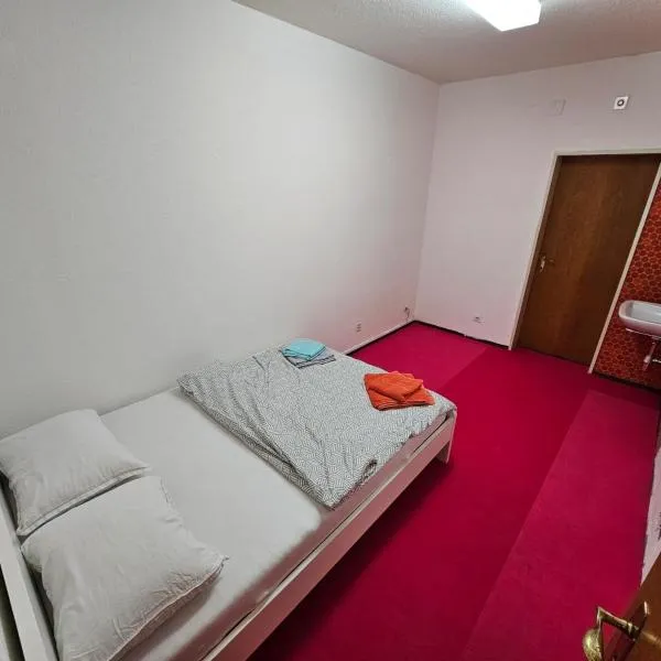 Privatzimmer -Neptun- mit gemeinsamer Küche und Bad in der Altstadt Chur, ξενοδοχείο στο Κουρ