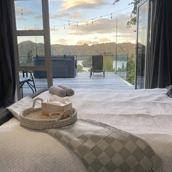 Stylish Lake Ōkāreka Retreat Views, Spa in Rotorua, ξενοδοχείο σε Rotorua
