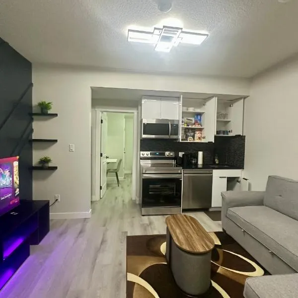 Cozy 2BR Retreat - 5 Mins to WEM - Free Parking & WiFi, hotel in Edmonton