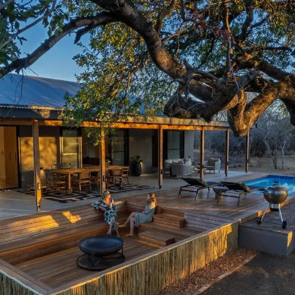 Nomads Den Safari Villas - Heated Pools and Riverbed views, hotel in Hoedspruit