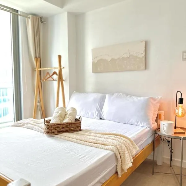 Azure Staycation by Jen & Jes, hotel in Manila
