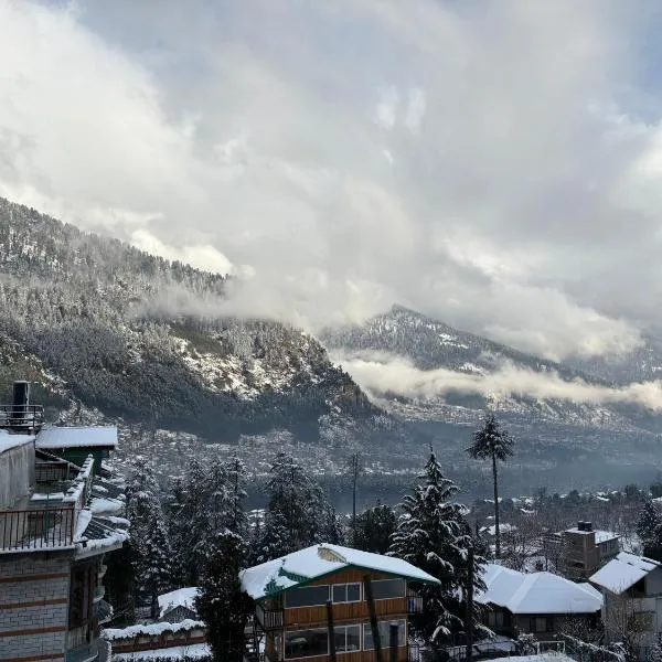 Hotel Moon Blaze " Near Mall Road " Bonfire ! Open Terrace ! Personal Parking, hotel a Manāli