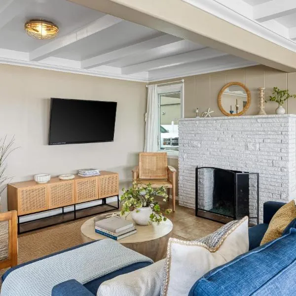 The Edgewater Condos by AvantStay Waterfront Views and Short Walk to Beach, hôtel à Newport Beach