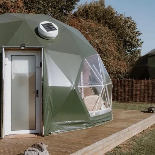 Star Gazing Dome 1 with cozy log burner, hotell sihtkohas Horspath