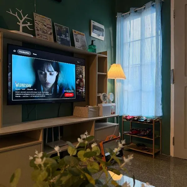 Radex Place Staycation 2BR House- near Dahican beach, hotel v destinaci Mati