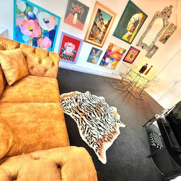 Designer 2-Bed Flat by Tower Bridge, hotel in London