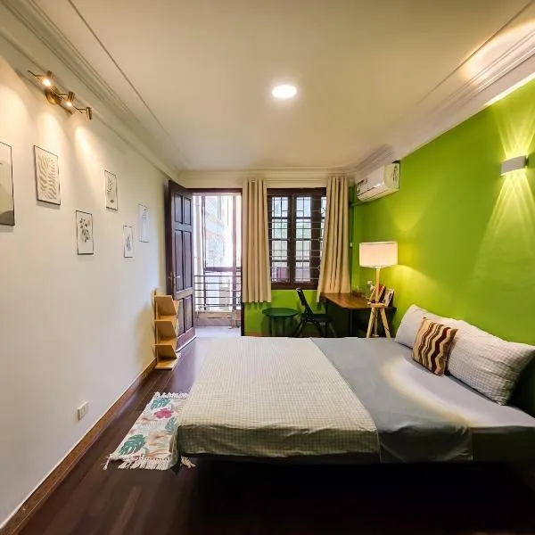 Rainbow HomeStay - No 8 Alley 18B Tong Dan, hotel in Hanoi