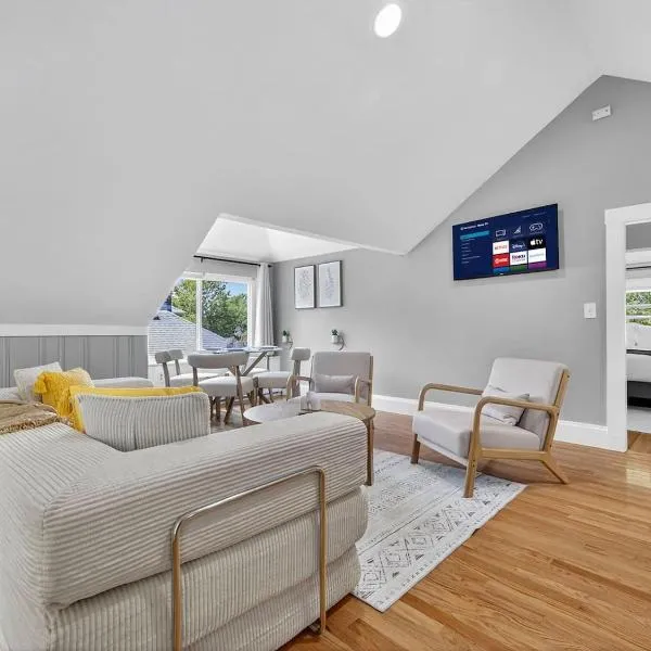 Charming 1BR apt in Boston with Free Parking โรงแรมในบอสตัน