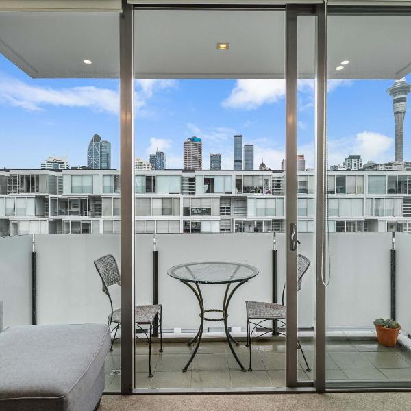 Beautiful 2BR - Pool, Gym & Parking Zodiak Stays, Auckland