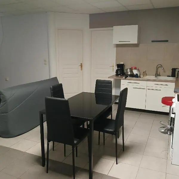 Studio familial avec terrasse, proche de Metz, hotel v destinaci Rémilly