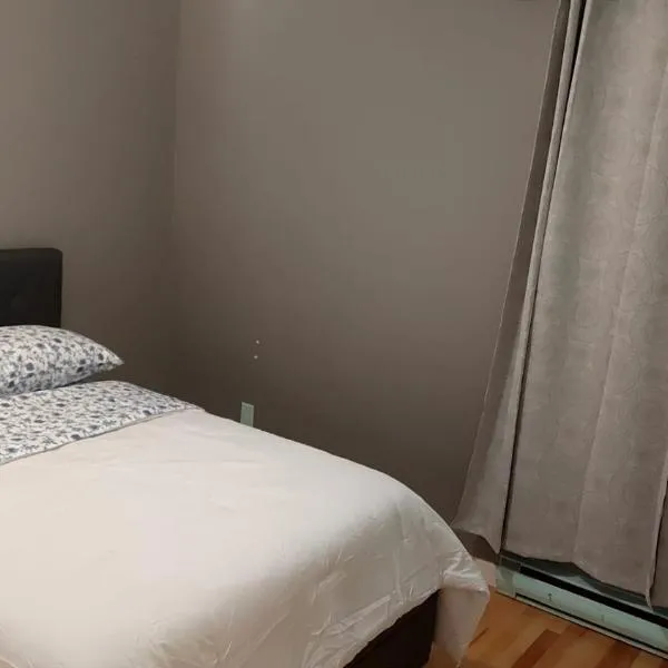 Spacious and comfortable accommodation, hotel di Longueuil