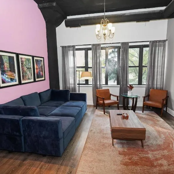 McCormick Place Huge 2BR Cozy Loft Suite with Optional Parking Sleeps 8 Near Soldier Field and Grant Park, hotell Chicagos