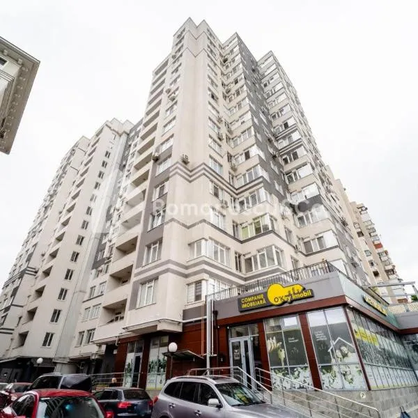 Fine Center Apartment, hotelli kohteessa Crăsnăşeni