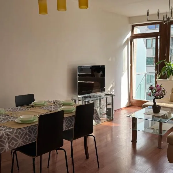 Đã Về - Đã Tới 2, hotel v Prahe