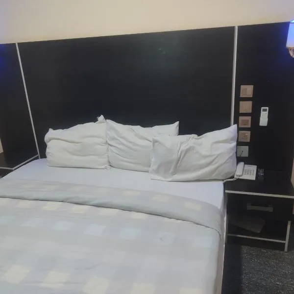 PollyJolly Hotel and Suites، فندق في Oba Ile