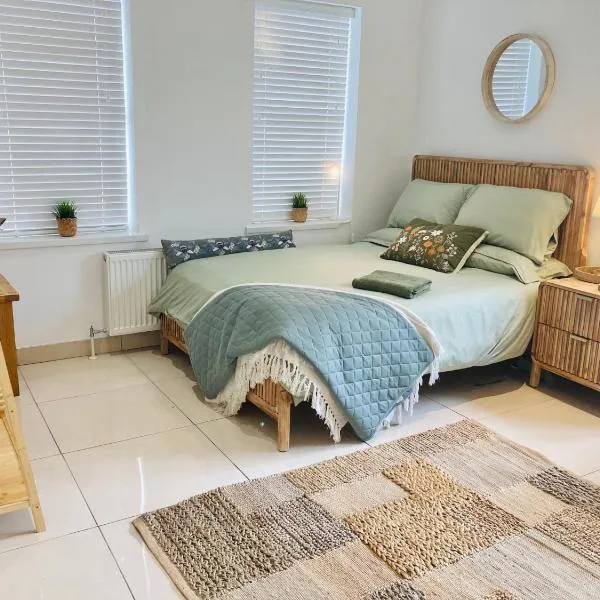 1 Bed Flat - Sleeps 2 - Parking - Garden, hotel em Eglinton