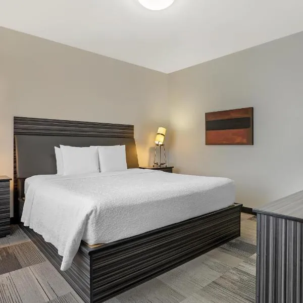 Best Western Plus Airport Inn & Suites, hotel u gradu Saskatun