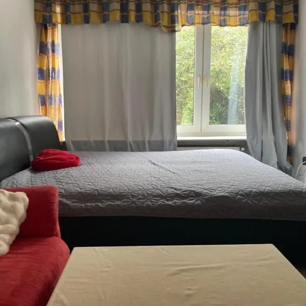 Premium Ruhiges ganzes Apartment 90 m 2 Schlafzimmer große Küche Wohnzimmer, hotel in Duisburg