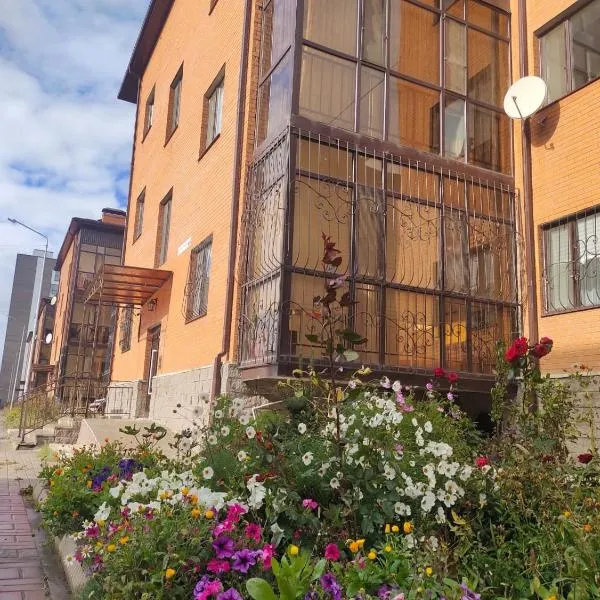 Светлая теплая двухкомнатная квартира на Юго-Востоке, ξενοδοχείο σε Karagandy