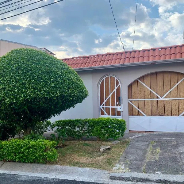 Room near Airport/ Cerca del Aeropuerto, ξενοδοχείο σε Santiago Este