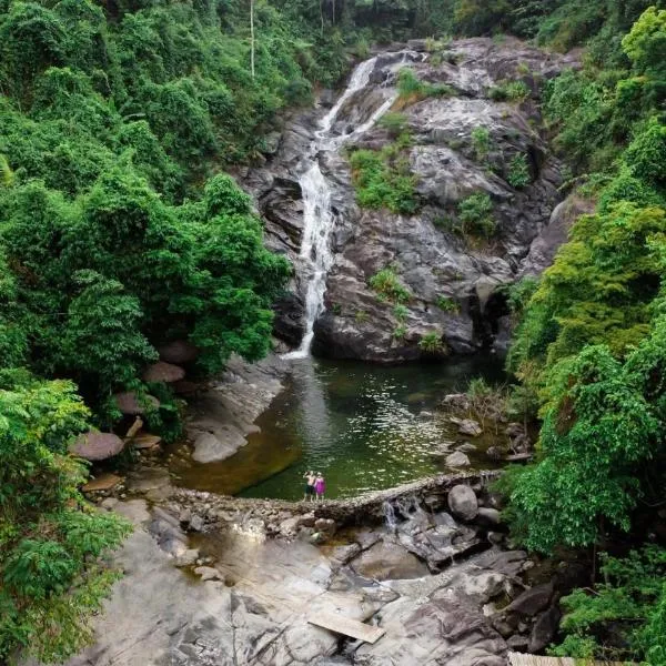 YesHue Eco Waterfall Retreat, hotel in Hue