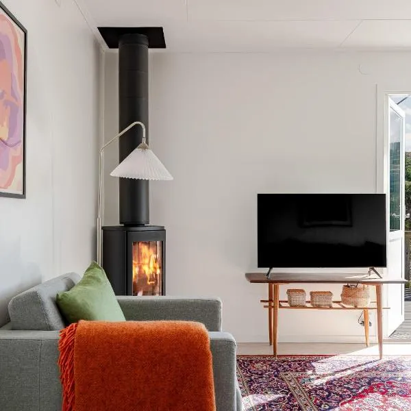 Family home near the ocean, with large patio & BBQ, Hotel in Skärhamn