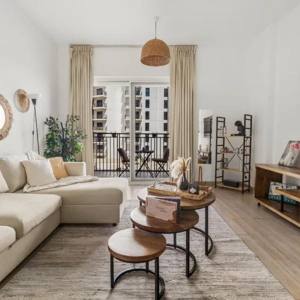 Waterfront Yas 1BR near F1 & Ticket Savings, hotel in Yas Island