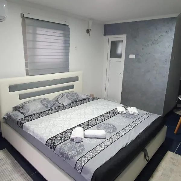 Cozzy apartment near the Aiport Podgorica, hotel v destinaci Mitrovići