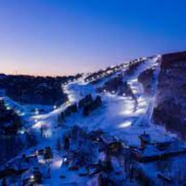 Beech Mountain Snow Studio, by FREE sledding hill, Walk to Ski Shuttle, hôtel à Beech Mountain