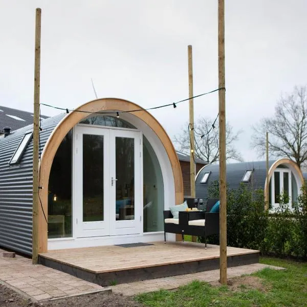 Tiny Home in Oirschot next to forest, hotel v mestu Oirschot