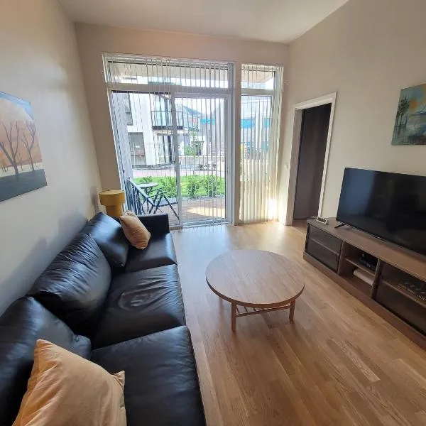 New apartment 5min to airport at Kokstad train station, hotel in Bergen