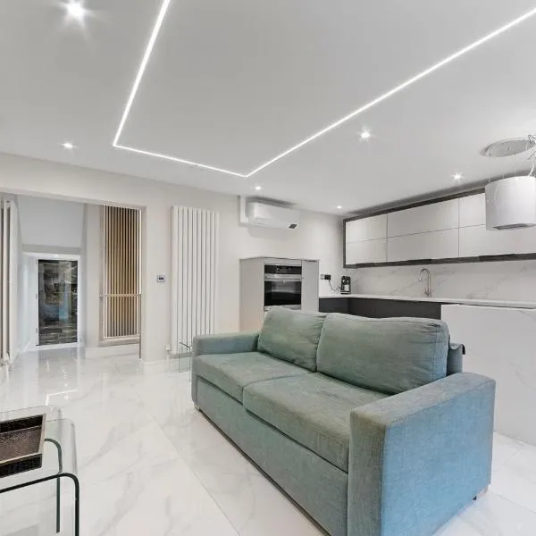 Elegant Upper Berkeley Street Flat, hotel in London