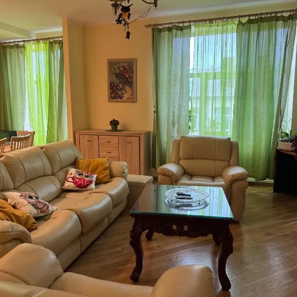 COZY APARTMENT ERNESTA 90m in the city centre - three rooms with balcony, hotel in Rīga